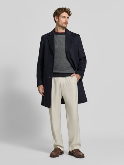 Männermodel trägt Regular Fit Strickpullover aus reiner Baumwolle von HECHTER PARIS, meliertes Grau, elastische Abschlüsse, Ganzkörperansicht von vorne.