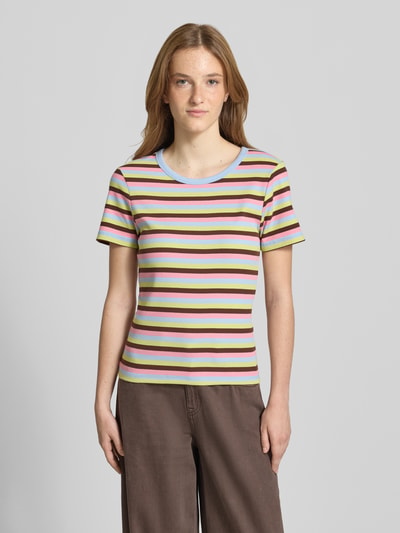 Vrouwenmodel draagt gestreept slim fit T-shirt uit katoenmix model 'MAY' van Pieces, zachte kleuren, dames T-shirt, vooraanzicht, bovenlichaam close-up