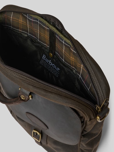 Produktfoto, Laptoptasche aus gewachster Baumwolle von Barbour in Braun, Reißverschluss, Netzfach innen, Lederdetails, robuste Struktur