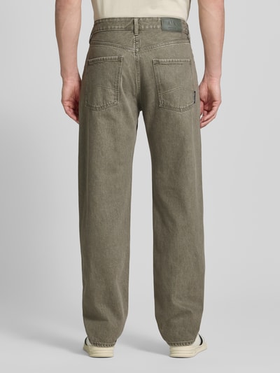 Mannenmodel draagt Relaxed Straight Jeans im Five-Pocket-Style van ARMANI EXCHANGE in puur katoen, relaxed straight fit, 5-pocketstijl in olijfgroen, knoop- en ritssluiting, bandwijdte maat 32/32: 45 cm, binnenbeenlengte maat 32/32: 81 cm, volledige achteraanzicht.