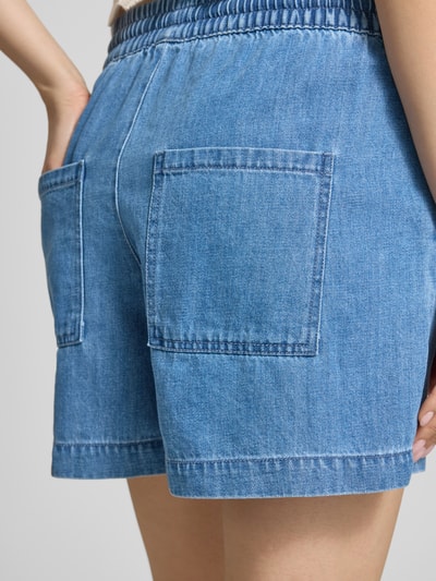 Frauenmodel trägt Shorts mit elastischer Bund und Kordelzug Modell 'RUE' von JJXX aus Leinen-Baumwoll-Mix, Gesäßtaschen, Nahaufnahme Rückansicht.