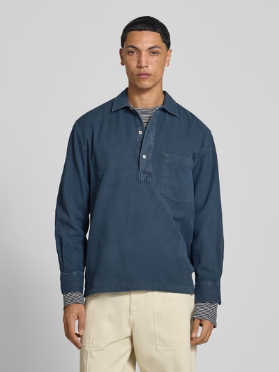 Männermodel trägt Regular Fit poloshirt met Polokraag van Officine Générale in blauw, puur katoen, borstzak, met lange mouwen, ruglengte maat M: 73 cm, Ganzkörperansicht von vorne