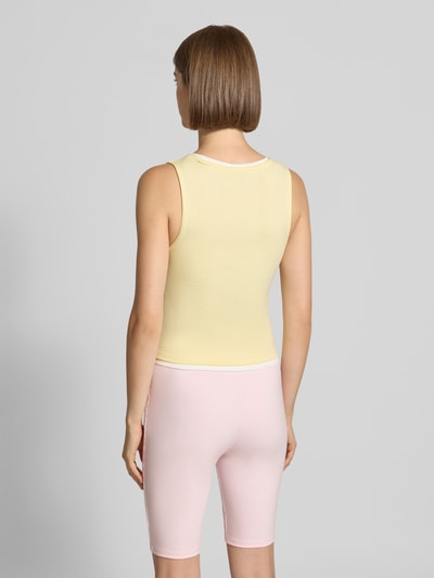 Kobieta prezentuje top Tanktop in Layering-Optik Model 'Eden' od OH APRIL, krój slim fit, efekt warstw, okrągły dekolt, długość tyłu w rozmiarze S: 45 cm, widok całej sylwetki od tyłu.