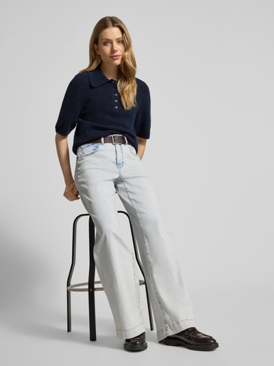Frauenmodel trägt Jeans mit 5-Pocket-Design von MAC, hellblauer Farbton, gerader Schnitt, Baumwoll-Mix mit Stretch, Ganzkörperansicht von vorne.