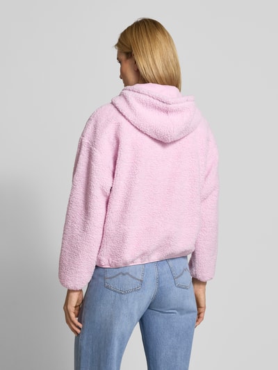 Frauenmodel trägt Jacke aus Teddyfell Modell 'HOKTOWN' von American Vintage in Rosa, Regular-Fit, Kapuze, Eingrifftaschen, Rückenansicht.