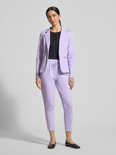 Modelka nosi Slim Fit Stoffhose mit Viskose-Anteil Modell 'Kate' von ICHI, liliowy, krój slim fit, elastyczny materiał, szerokość w rozmiarze S 38 cm, długość nogawki 65 cm, przód, zdjęcie całej sylwetki