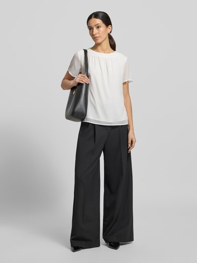 Vrouwenmodel draagt 'Regular Fit Blusenshirt met semitransparante mouwen' van s.Oliver BLACK LABEL in uni, chiffon, voorkant volledige lichaamsaanzicht.