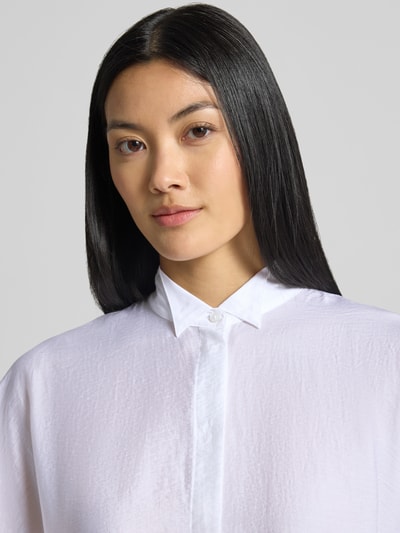Frauenmodel trägt Regular Fit Langarmbluse aus Lyocell-Mix Modell 'ADESSO' von MAX&Co., weiß, feine Struktur, Nahaufnahme Oberkörper. Damen Langarmbluse von MAX&Co.
