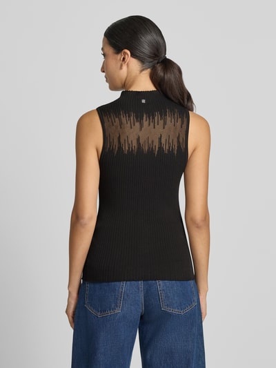 Frauenmodel trägt Slim Fit Top mit Mock Neck Modell 'Sieffy' von HUGO, schwarz mit transparenter Struktur, Ganzkörperansicht Rückansicht, Damen Top von HUGO