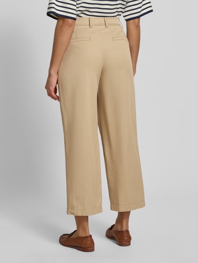 Frauenmodel trägt Hose aus Viskose-Baumwoll-Mix mit Gesäßtaschen von WHITE LABEL in Beige mit Relaxed Fit und Bundfalten, Ganzkörperansicht Rückansicht.