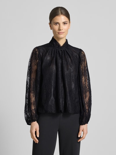 Vrouwenmodel draagt Regular Fit Bluse aus Spitze mit Stehkragen van Rinascimento, zwart, kanten structuur, katoenmix, lange mouw, frontale lichaamsopname