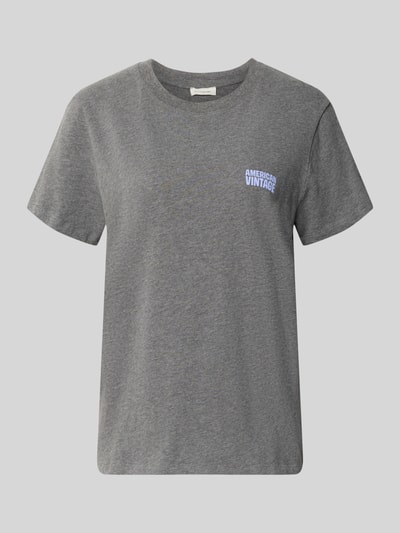 Produktfoto, graues Regular Fit T-Shirt aus reiner Baumwolle Modell 'BOW' von American Vintage mit Logo-Print, Rückenlänge 60 cm.