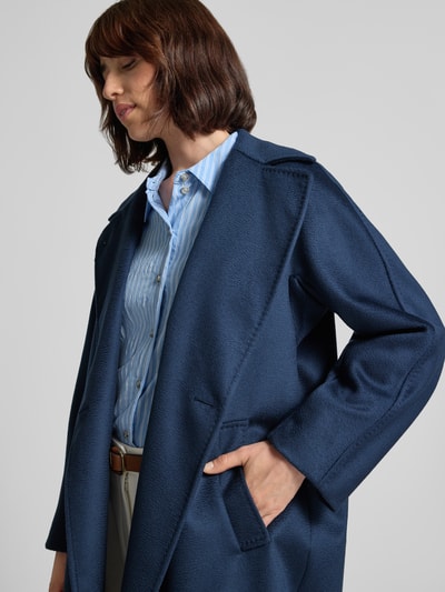 Frauenmodel trägt Regular Fit Mantel aus reiner Schurwolle Modell 'RESINA' von Weekend Max Mara, dunkelblau, strukturierte Oberfläche, Nahaufnahme Oberkörper.