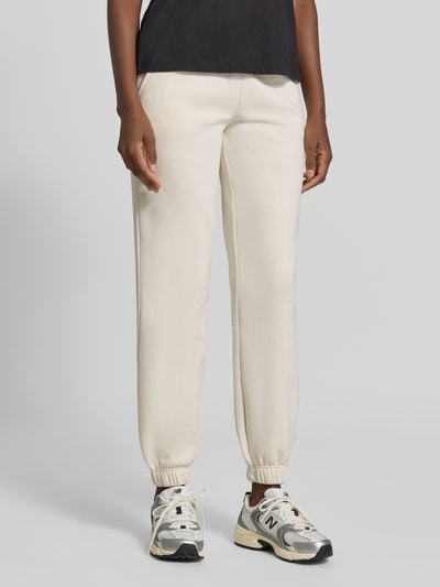 Vrouwenmodel draagt Regular Fit Sweatpants uit katoenmix met labeldetail van aim'n, lichte kleur, elastische boordjes, binnenbeenlengte maat S 78 cm, dames sweatpants, voorkant hele lichaam.