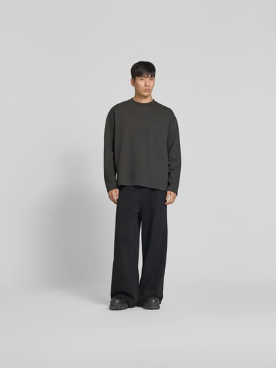 Männermodel trägt Sweatshirt mit Rundhalsausschnitt von WON HUNDRED aus reiner Baumwolle, Relaxed Fit, Ganzkörperansicht von vorne.