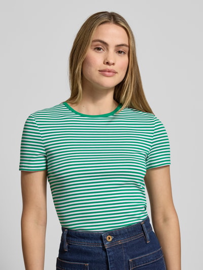Frauenmodel trägt T-Shirt mit Rundhalsausschnitt Modell 'ALLI' von Lauren Ralph Lauren im Baumwoll-Elasthan-Mix, grün-weiß gestreift, Regular Fit, Rückenlänge 57 cm bei Größe S, Nahaufnahme Oberkörper.