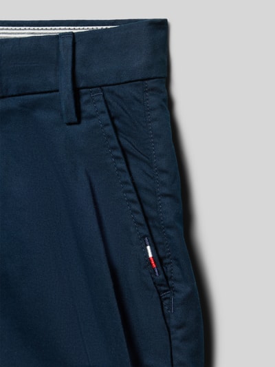 Produktfoto, Regular Fit Chinoshorts aus Baumwoll-Mix von Tommy Hilfiger Teens, Optik: Unifarben, Logo-Stitching, Gürtelschlaufen, Knopf-Reißverschluss, seitliche Eingrifftaschen, Paspeltaschen, Material: Baumwoll-Mix, strukturierte Oberfläche in Dunkelblau