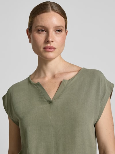 Frauenmodel trägt Regular Fit Bluse aus Viskose-Mix Modell 'Connie' von ZABAIONE in Olivgrün mit Tunika-Ausschnitt, Nahaufnahme Oberkörper. Damen Bluse mit Leinen-Viskose-Mix, Kurzärmelig, Rückenlänge 60 cm bei Größe S.