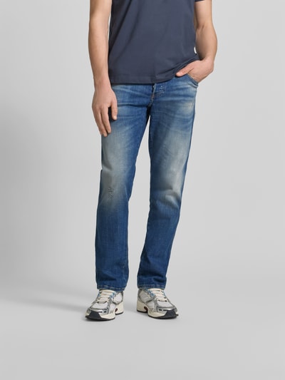 Männermodel trägt Straight Fit Jeans aus Baumwoll-Mix von Diesel, blau, 5-Pocket-Design, Label-Detail, Ganzkörperansicht von vorne.