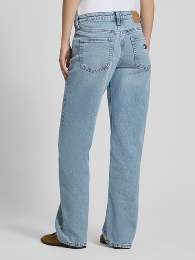 Frauenmodel trägt Straight Fit Jeans aus Baumwoll-Mix Modell 'SOPHIE' von Tommy Jeans, stylizowana na denim, 5 kieszeni, naszywka z logo, wyhaftowane logo, zapięcie na guzik i kryta listwa guzikowa, splot twill, mieszanka bawełny, Ganzkörperansicht Rückansicht.