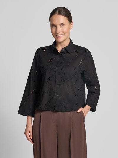 Frauenmodel trägt schwarze Regular Fit Langarmbluse aus reiner Baumwolle von s.Oliver BLACK LABEL, Lochmuster, Ganzkörperansicht von vorne.