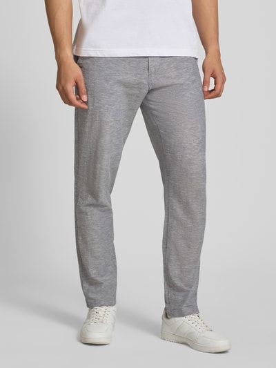Mannelijk model draagt Tapered Fit Hose mit Eingrifftaschen Modell 'STACE' van Jack & Jones in lichtgrijs, katoenmix, voorkant volledig lichaam, taillewijdte 45 cm, binnenbeenlengte 77 cm.