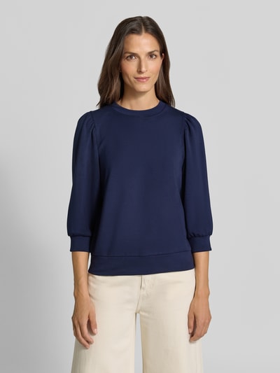 Vrouwenmodel draagt Relaxed Fit Sweatshirt aus elastischem Modal-Mix van Rich & Royal, donkerblauw, plooien op schouderpartijen, ronde hals, 3/4-mouw, dames sweatshirt, vooraanzicht, Nahaufnahme Oberkörper