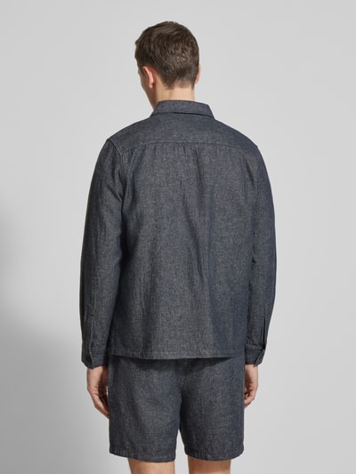 Männermodel trägt Regular Fit Hemdjacke aus Leinen-Baumwoll-Mix Modell 'STILLWATER' von Barbour, tkanina stylizowana na denim, wykładany kołnierz, listwa guzikowa, pas na plecach, długi rękaw z mankietem, brustasza, wpuszczane kieszenie, mieszanka lnu i bawełny; ganzkörperansicht rückansicht.