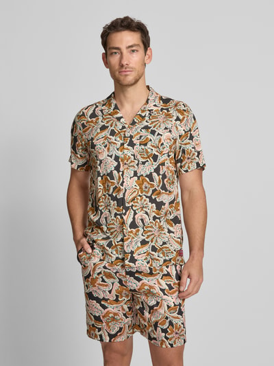 Männermodel trägt Regular Fit Freizeithemd aus Viskose von Scotch & Soda im Allover-Look mit Reverskragen und Brusttasche, Ganzkörperansicht von vorne. Rückenlänge bei Größe M: 74 cm, Schulterbreite: 45 cm, Ärmellänge: 25 cm.