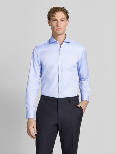 Männermodel trägt hellblaues Slim-Fit Businesshemd aus reiner Baumwolle Modell 'H-HANK-SP-B1' von BOSS, Herren Businesshemd, Ganzkörperansicht von vorne.