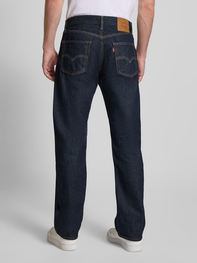 Männermodel trägt Relaxed Straight Fit Jeans mit Eingrifftaschen Modell '555' von Levi's®, dunkelblau, reine Baumwolle, Ganzkörperansicht Rückansicht