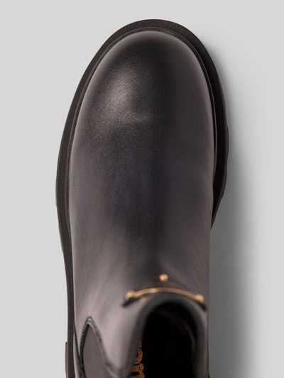 Produktfoto, Stiefel aus Leder-Mix Modell 'Kimmel' von Blauer USA, schwarze glatte Oberfläche, abgerundete Form, Logo-Detail, profilierte Sohle, Damen Stiefel, Absatzhöhe 4 cm, Schafthöhe 18 cm, Schaftweite 13 cm