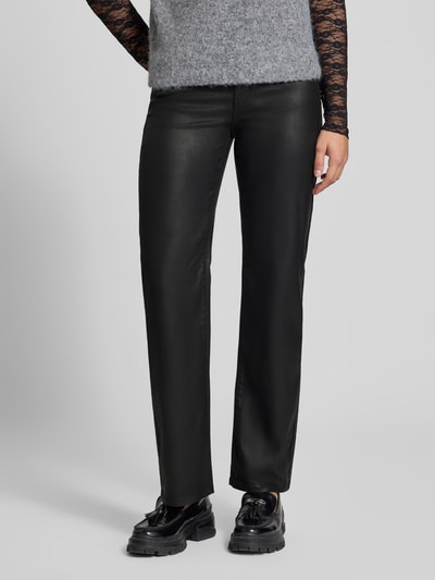 Frauenmodel trägt Mid Waist Lederhose mit matter Optik von ONLY, unifarben, 5-Pocket-Design, Knopf, Reißverschluss, Gürtelschlaufen, Nahaufnahme Oberkörper.
