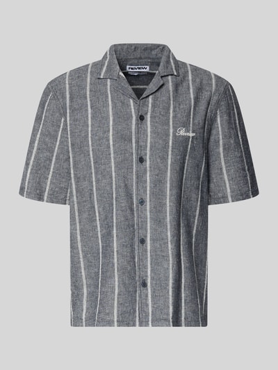 Produktfoto, Regular Fit Freizeithemd aus Baumwoll-Leinen-Mix mit Reverskragen von REVIEW, grau mit weißen Streifen, strukturierte Oberfläche, Allover-Look, Label-Stitching auf Brust
