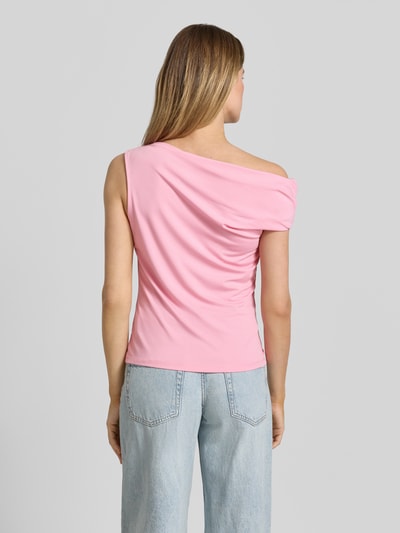 Männermodel trägt Slim Fit Top aus Viskose-Mix in asymmetrischem Design von comma, różowy kolor, krój na jedno ramię, długość tyłu 63 cm, mieszanka wiskozy, krój slim fit, asymetryczny krój, top damski, widok całej sylwetki z tyłu