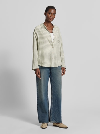 Männermodel trägt Relaxed Fit Langarmbluse aus Leinen-Viskose-Mix von s.Oliver RED LABEL, pastele paski, tekstura flammgarn, krój relaxed fit, kołnierz koszulowy, zapięcie na guziki, mankiety, całowidoczny przód