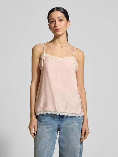 Frauenmodel trägt Trägertop aus Modal-Mix mit Spitzenbesatz von Jake*s Collection, Damen, Regular-Fit, Spaghettiträger, sanftes Rosa, Spitzenrand, Struktur leicht glänzend, Rückenlänge bei Größe 36: 35 cm, Ganzkörperansicht von vorne.
