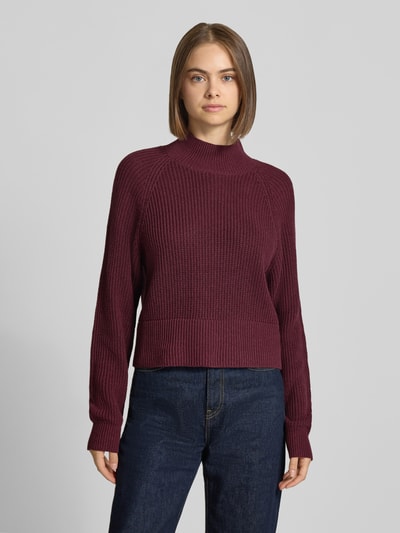 Frauenmodel trägt Regular Fit Pullover Baumwoll-Mix Modell 'Dara' von NOISY MAY®, Strick-Optik, bordeaux, Stehkragen, Ganzkörperansicht von vorne.