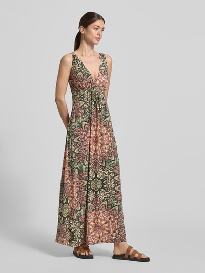 Frauenmodel trägt Regular Fit Maxikleid mit Allover-Paisley-Print Modell 'Slinky' von Apricot aus Elastischer-Material-Mix in Rosa, Grün und Schwarz, ärmelloses Design, V-Ausschnitt, Taillierte Passform, Rückenlänge bei Größe S 128 cm, Brustweite 35 cm, Ganzkörperansicht von vorne.
