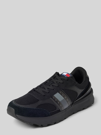 Produktfoto, Low Top Sneaker mit Veloursleder-Besatz Modell 'TECHNICAL RUNNERS' von Tommy Jeans, czarny kolor, niski krój, zaokrąglony nosek, płaska wyprofilowana podeszwa, mieszanka skóry, siateczki i gładkiej skóry, wytłaczane logo, wiązanie, materiał: mieszanka skóry