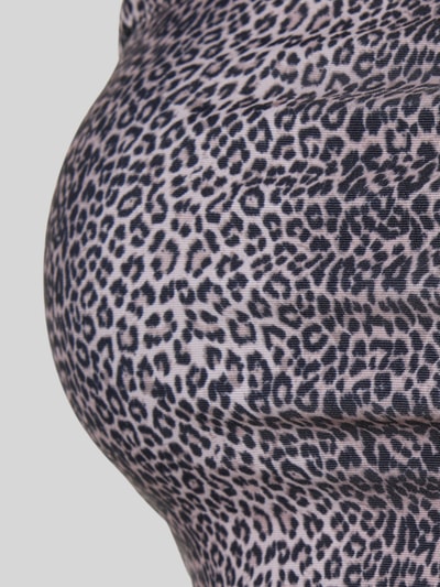 Frauenmodel trägt Bikini-Oberteil mit verstellbaren Spaghettiträgern Modell 'BAOMI' von Bikini-Oberteil, Optik: Unifarben, Stretch-Material, Detailaufnahme.