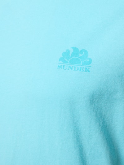 Produktfoto, Slim Fit T-Shirt aus reiner Baumwolle von Sundek in Hellblau mit kleinem Label-Print, weiche glatte Struktur.