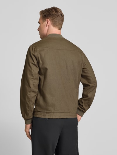 Männermodel trägt Jacke aus Baumwoll-Leinen-Mix mit Zweiwege-Reißverschluss von Jack & Jones Premium in Braun, Regular-Fit, Stehkragen, Rückenlänge 68 cm, Schulterbreite 45 cm, Brustweite 54 cm, Ärmellänge 66 cm, Ganzkörperansicht Rückansicht.