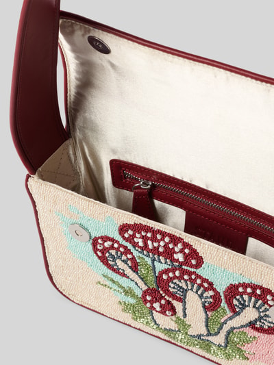 Produktfoto, Handtasche mit Ziersteinbesatz Modell 'Tommy' von Staud mit floralem Design, Überschlag, Magnetverschluss, Schulterriemen, cremefarbene und rote Töne, sichtbares Innenfach, strukturierte Oberfläche, Maße 26x16x5 cm, Riemen 64 cm