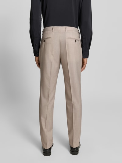 Mężczyzna nosi Anzughose aus Schafswoll-Mix Modell 'Ryan' von Pierre Cardin, kolor jasnobeżowy, krój slim fit, z kantem i kieszeniami z tyłu, szerokość w rozmiarze 50: 38 cm, długość nogawki od wewnątrz: 81 cm, widok całej sylwetki od tyłu.