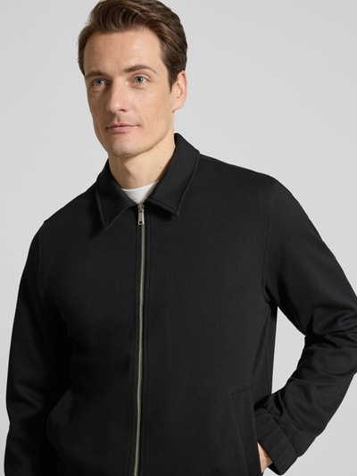 Männermodel trägt Jacke mit Umlegekragen und Reißverschluss von Lindbergh im Material-Mix mit Viskose-Anteil, Nahaufnahme Oberkörper.