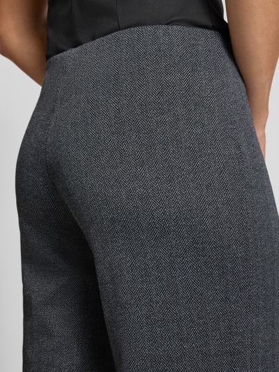 Vrouwenmodel draagt grijze recht wide leg broek met visgraattextuur, model 'BREMEN' van ONLY, Dames, detailopname heup.
