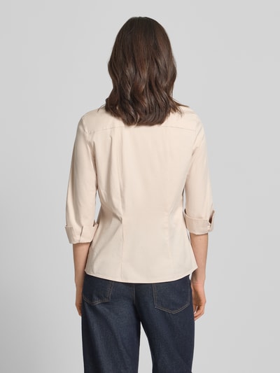Frauenmodel trägt Hemdbluse mit 3/4-Arm mit Aufschlag von Marc Cain aus Baumwoll-Viskose-Mix, helle Farbe, Ganzkörperansicht Rückansicht.