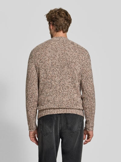 Männermodel trägt Slim Fit Strickpullover aus reinem Kaschmir von FTC Cashmere in Beige meliert mit gerippten Abschlüssen, Ganzkörperansicht Rückansicht.