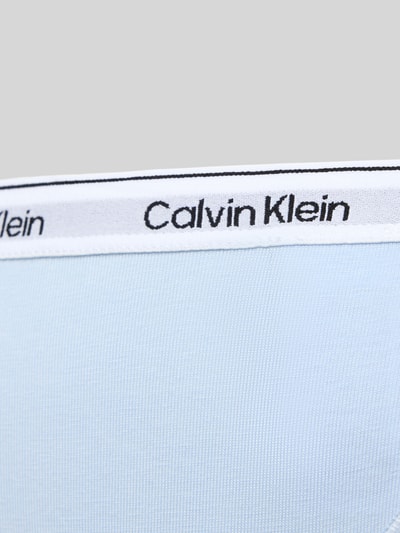 Productfoto, String met elastische band van Calvin Klein, lichtblauw katoenmix met stretch, nauwsluitende pasvorm, labeldetails.